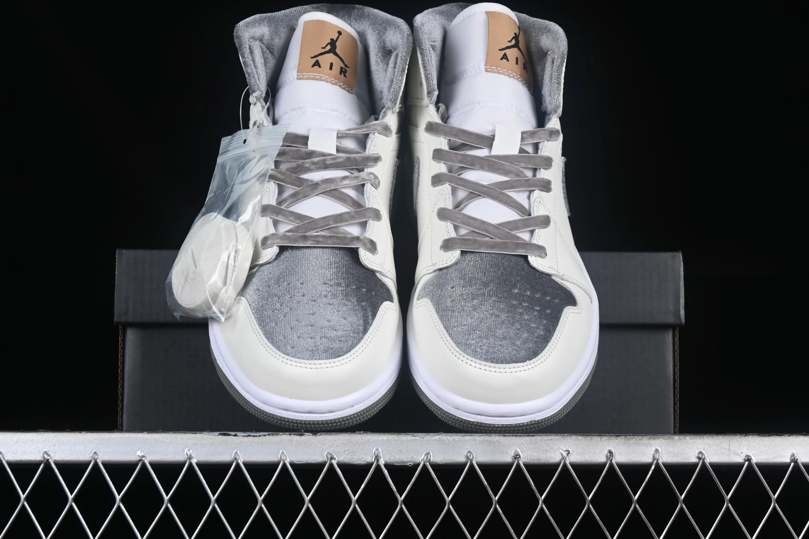 All Categories Air Jordan Jordan Series Basketball Shoes Air Jordan 1 Mid Air Jordan 1 Mid AJ1 Joe 1 Beige Chinese Cultural Leisure Sneakers FB9899-100